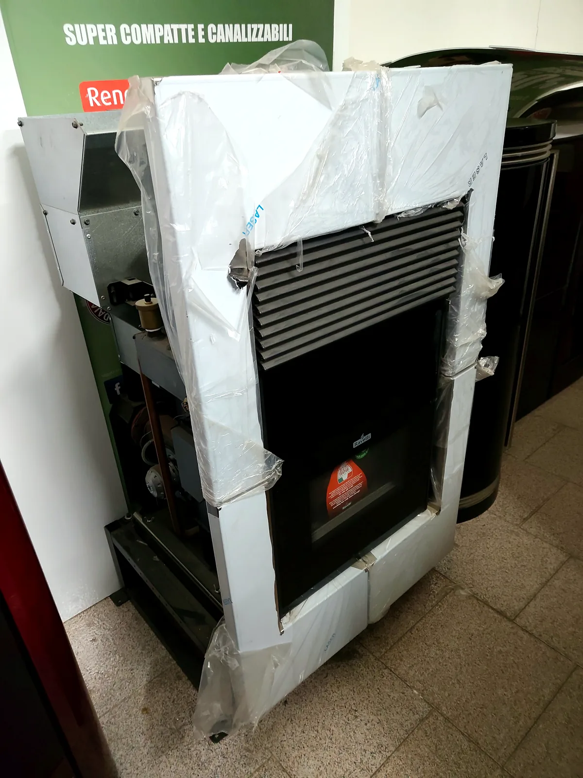 Ravelli HRB160, termocamino a pellet saturno inox, foto 1 di 3. In magazzino a Mileto.
