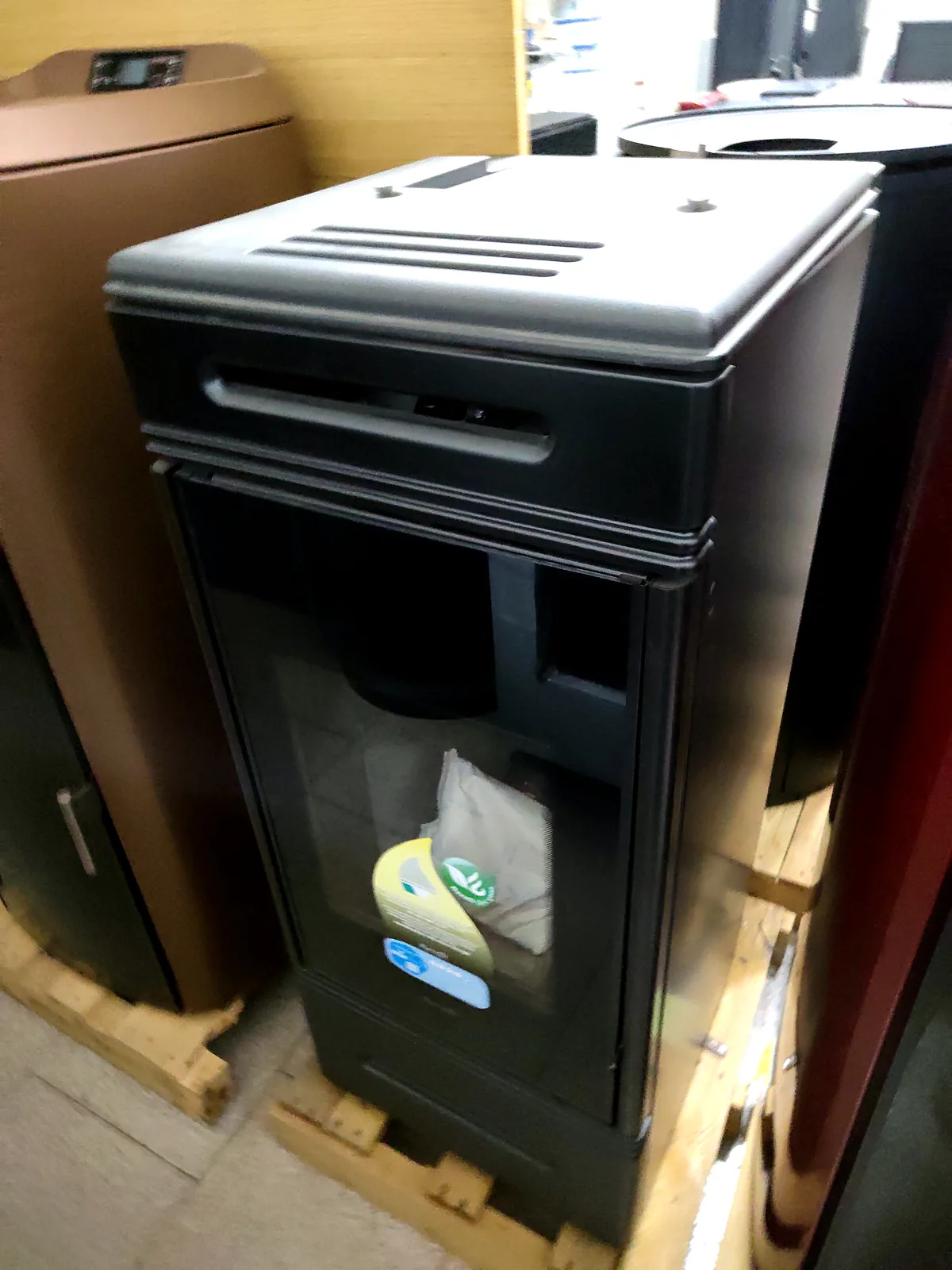 Ravelli HRV140 Touch, termostufa a pellet nera, foto 2 di 7. In magazzino a Mileto.