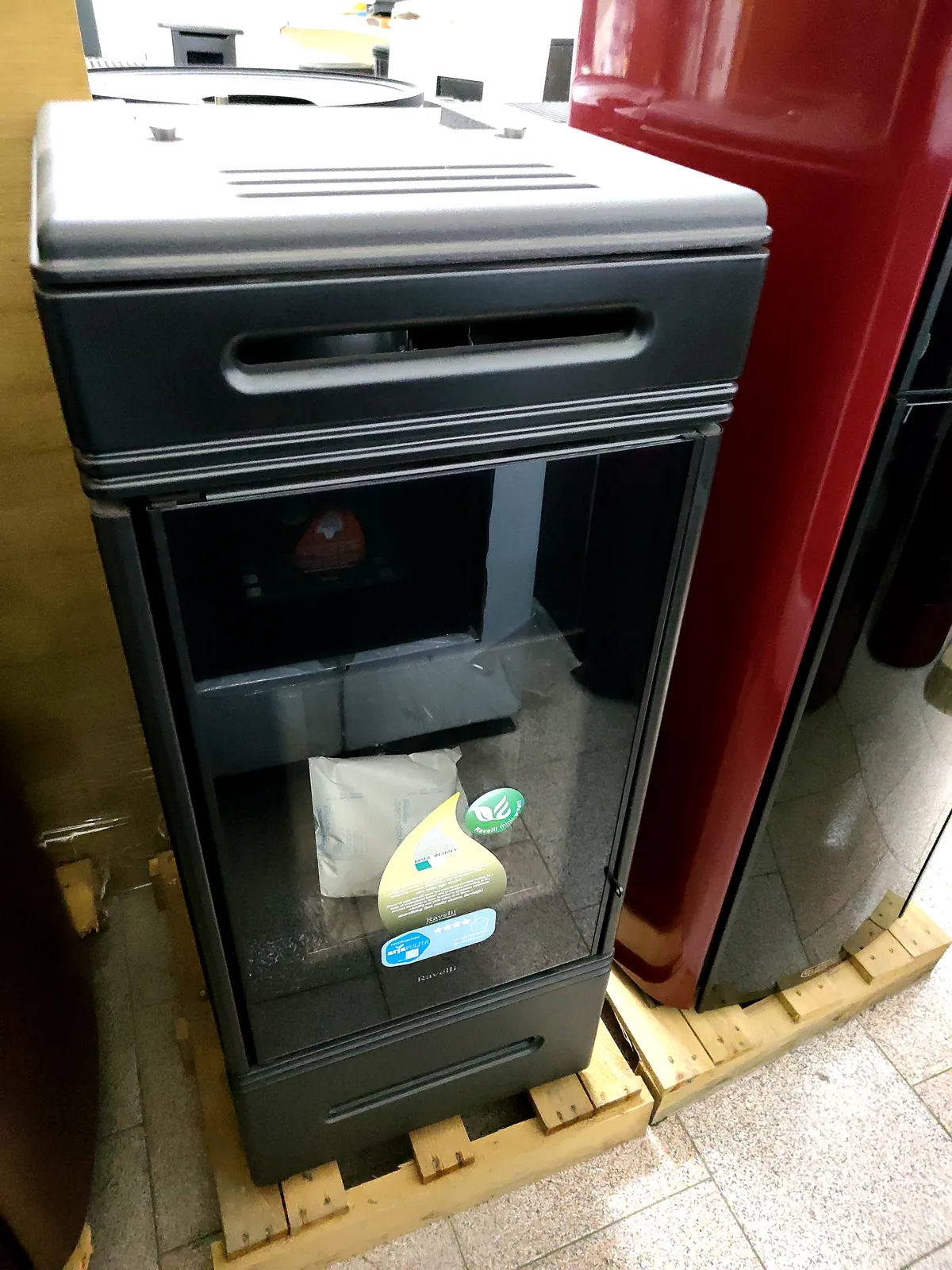 Ravelli HRV140 Touch, termostufa a pellet nera, foto 3 di 7. In magazzino a Mileto.