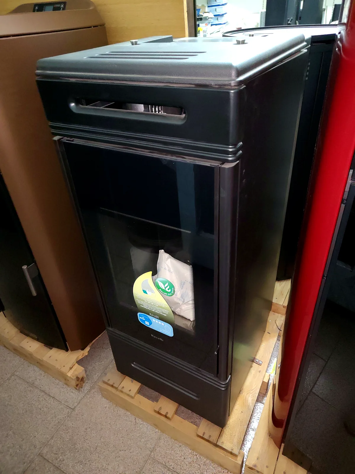 Ravelli HRV140 Touch, termostufa a pellet nera, foto 5 di 7. In magazzino a Mileto.