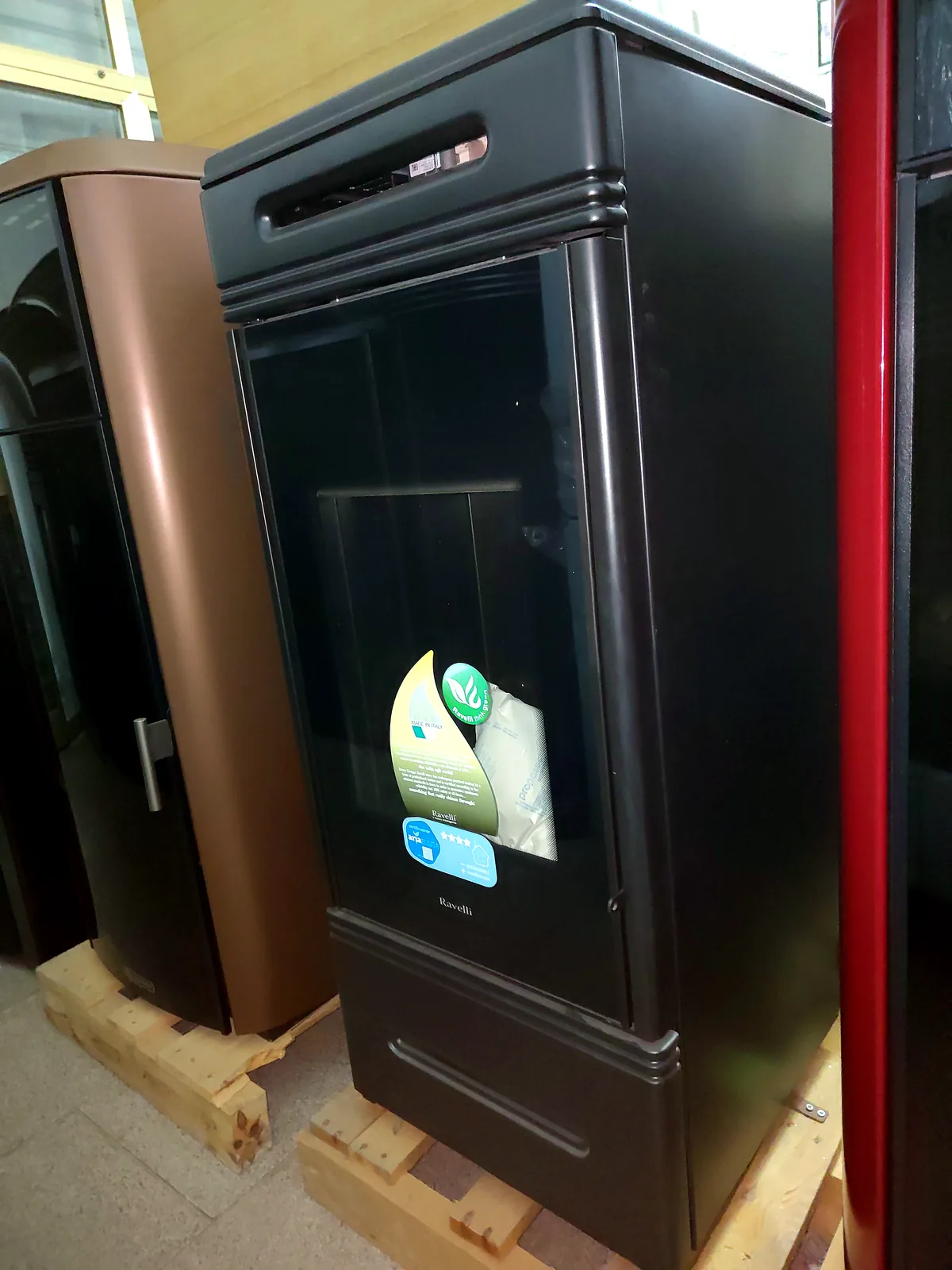 Ravelli HRV140 Touch, termostufa a pellet nera, foto 6 di 7. In magazzino a Mileto.