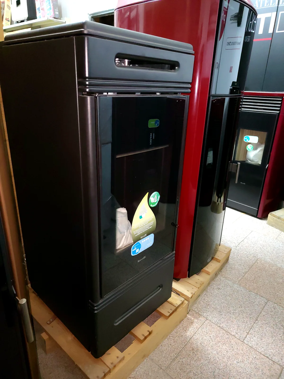 Ravelli HRV140 Touch, termostufa a pellet nera, foto 7 di 7. In magazzino a Mileto.