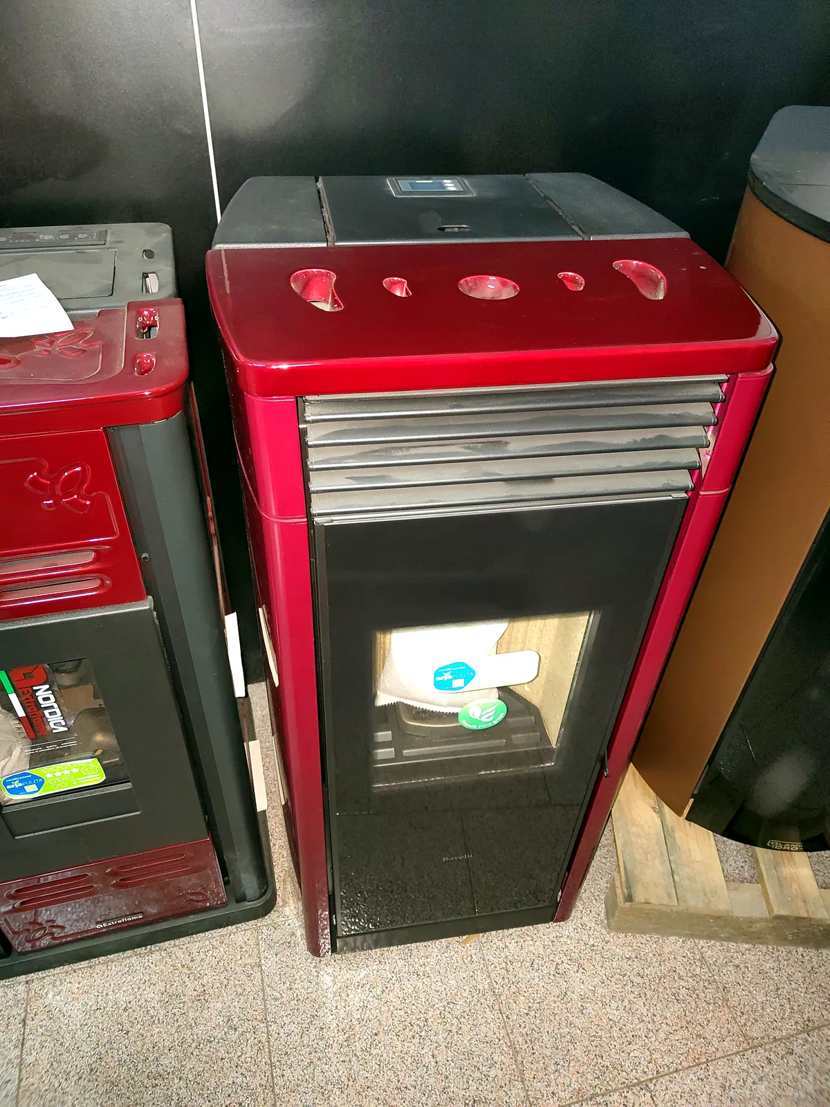 Ravelli RV100, stufa a pellet rossa, foto 1 di 6. In magazzino a Mileto.
