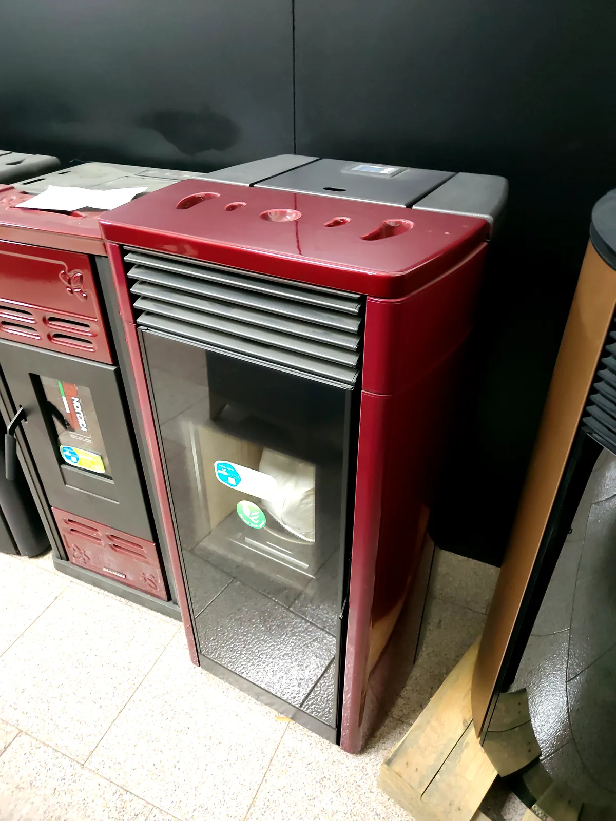 Ravelli RV100, stufa a pellet rossa, foto 2 di 6. In magazzino a Mileto.