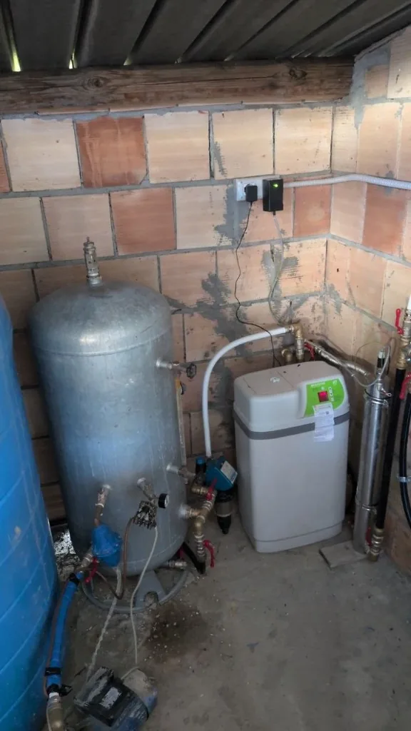 Impianto recente per acqua di pozzo: cisterna, autoclave, addolcitore e lampada UV.