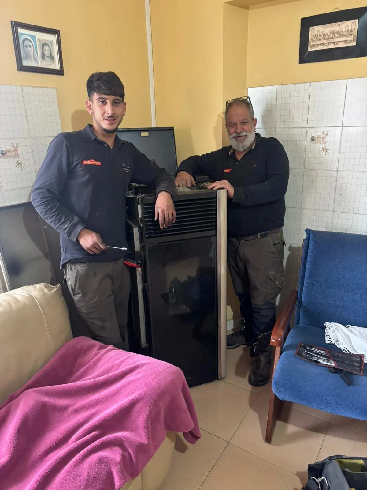 Enzo e Youssef dopo un intervento su una stufa a pellet.