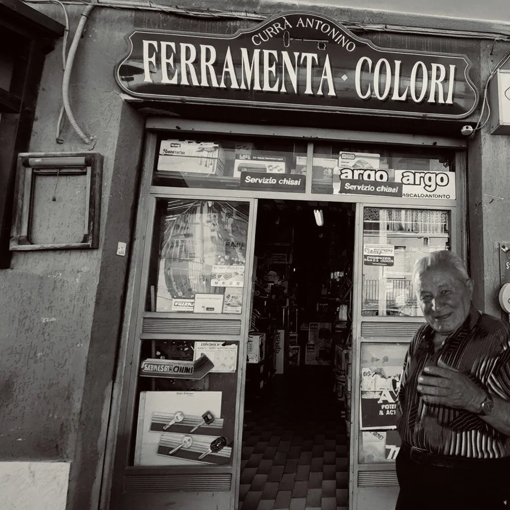 Nino all'ingresso del negozio di ferramenta.